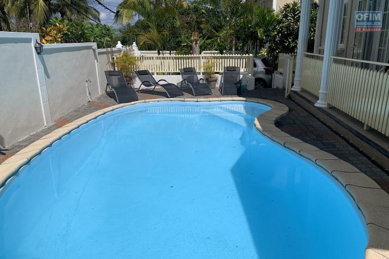 La Gaulette à vendre villa divisé en 4 appartements deux chambres avec piscine commune dans un quartier résidentiel et calme.