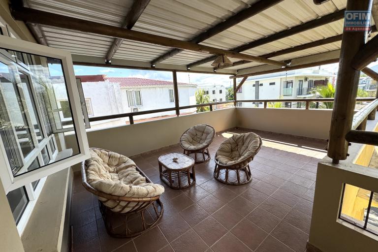 Flic en Flac à vendre appartement 2 chambres avec une grande terrasse situé au troisième et dernier étages au calme à 100 mètres de la plage.