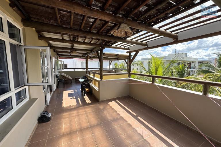 Flic en Flac à vendre appartement 2 chambres avec une grande terrasse situé au troisième et dernier étages au calme à 100 mètres de la plage.