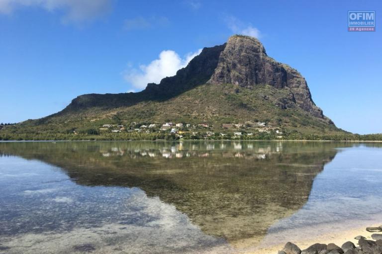 Le Morne à louer charmante maison de 4 chambres avec piscine offrant une vue exceptionnelle sur le lagon et les montagnes environnantes.