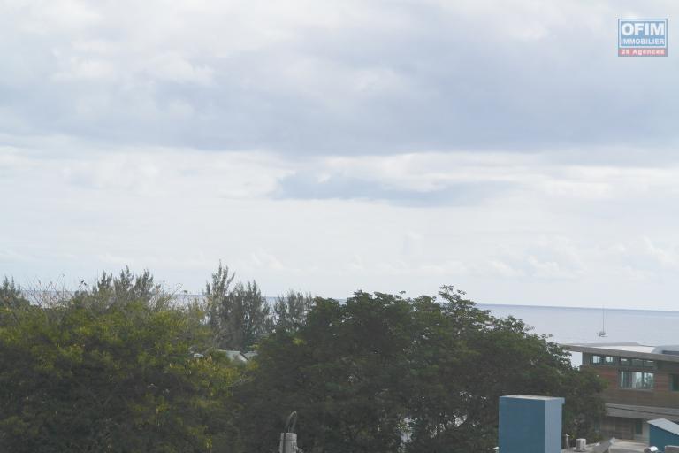  Rivière Noire à louer appartement 3 chambres duplex situé au dernier étage d’une résidence sécurisée avec piscine et vue océan.