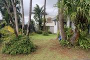 Curepipe à vendre belle maison nouvellement construite 3 chambres, double garage. Située dans un quartier résidentiel et calme proche du centre.