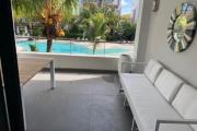 A vendre un appartement récent accessible à l’achat aux Mauriciens et aux étrangers. Situé à 100 mètres de la plage de Mont Choisy, à 10 mn de Grand Baie la station balnéaire de la côte nord.