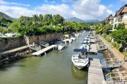 Rivière Noire à vendre superbe appartement 2 chambres avec une place d’amarrage accessible aux étrangers situé à l’estuaire la seule marine à L’île Maurice.