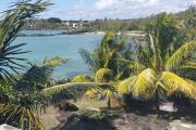 Vente terrain de 22 perches pieds dans l'eau avec magnifique vue mer à Calodyne.