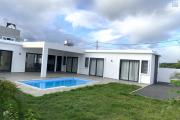 Albion à louer Belle est récente villa de plain-pied, trois chambres avec piscine située dans un quartier calme.