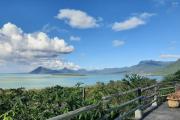 Le Morne à louer charmante maison de 4 chambres avec piscine offrant une vue exceptionnelle sur le lagon et les montagnes environnantes.