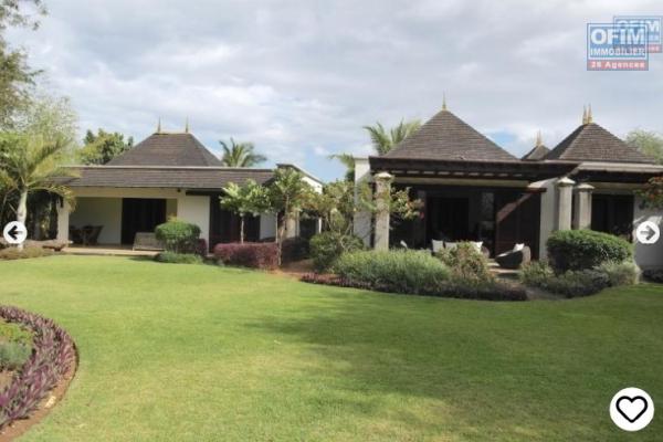 Tamarin luxueuse villa IRS sur un golf à 2 pas de la plage, accessible aux Malgaches et aux étrangers.