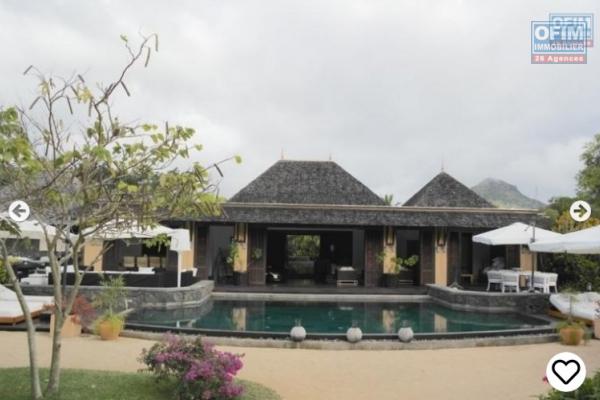 Tamarin luxueuse villa IRS sur un golf à 2 pas de la plage, accessible aux Malgaches et aux étrangers.
