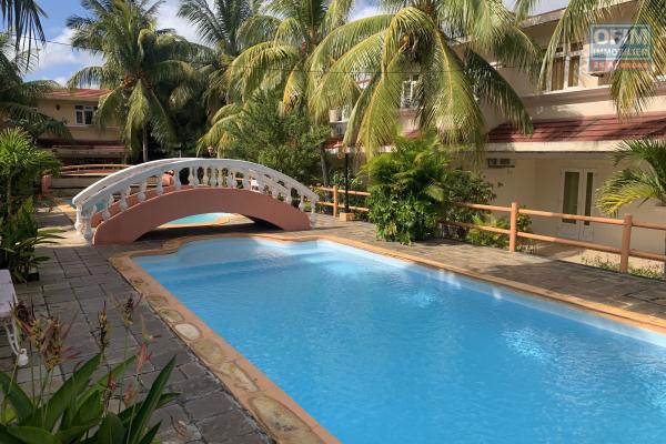 Flic en Flac à louer villa duplex 3 chambres avec piscine commune situé dans un complexe sécurisé non loin de la plage au calme.