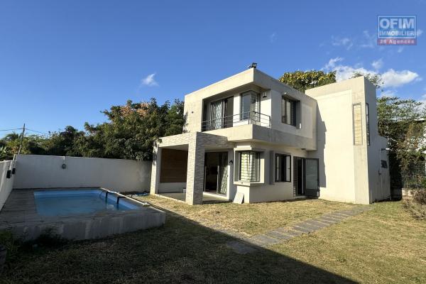 Flic en Flac à vendre récente villa 3 chambres avec piscine située dans un morcellement résidentiel au calme.