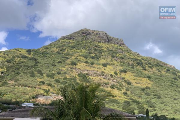 Tamarin à louer ravissant duplex 3 chambres situé dans une résidence sécurisée avec piscine commune et un grand parc au calme.