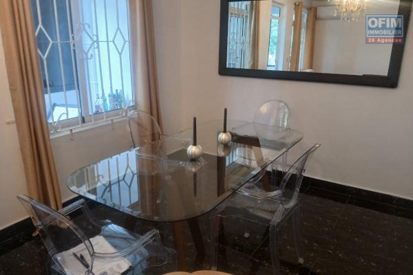 A vendre sympathique appartement en excellent état de deux chambres à coucher proche du centre ville de Port-Louis.