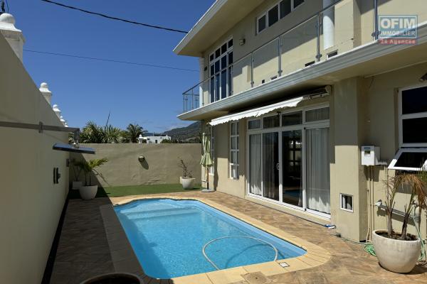 La Gaulette à louer villa 4 chambres avec piscine et garage située dans un quartier résidentiel.