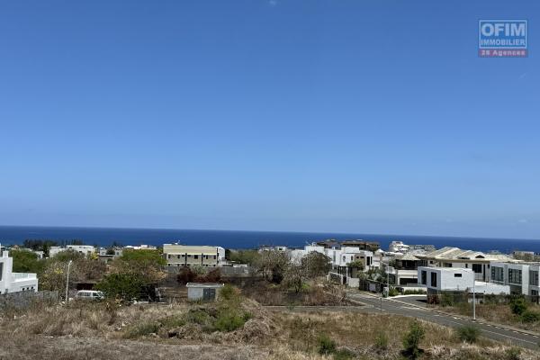 Flic en Flac à vendre récent appartement 3 chambres dans une résidence sécurisée, piscine, une vaste terrasse avec vue imprenable