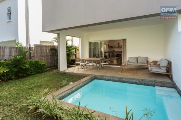 Rivière-Noire à vendre agréable duplex de 3 chambres avec piscine situé dans un complexe résidentiel sécurisé à proximité de la plage du Morne et du parc national.