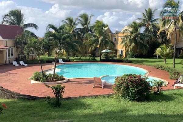 Albion à louer beau Duplex, trois chambres situé dans une résidence sécurisée avec piscine commune, tennis et aire de jeux pour les enfants.