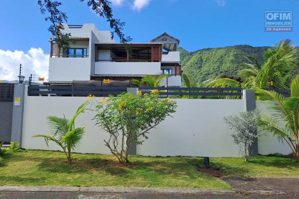 La Gaulette à vendre récente villa 3 chambres avec piscine, garage et vue imprenable au calme.