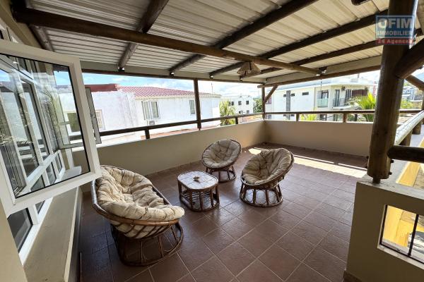 Flic en Flac à vendre appartement 2 chambres avec une grande terrasse situé au troisième et dernier étages au calme à 100 mètres de la plage.