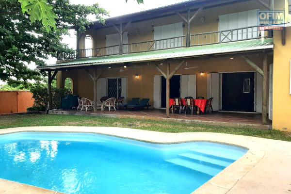  La Preneuse à louer agréable maison de 4 chambres avec piscine centralement située.